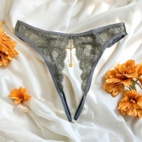 String gris avec bijou couleur aléatoire et chaîne dorée - PA05MGREY